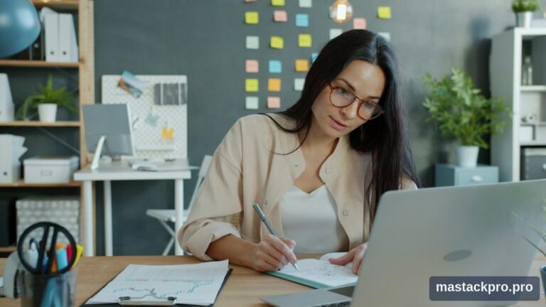 Indépendant travaillant sur son ordinateur portable à son bureau avec des factures